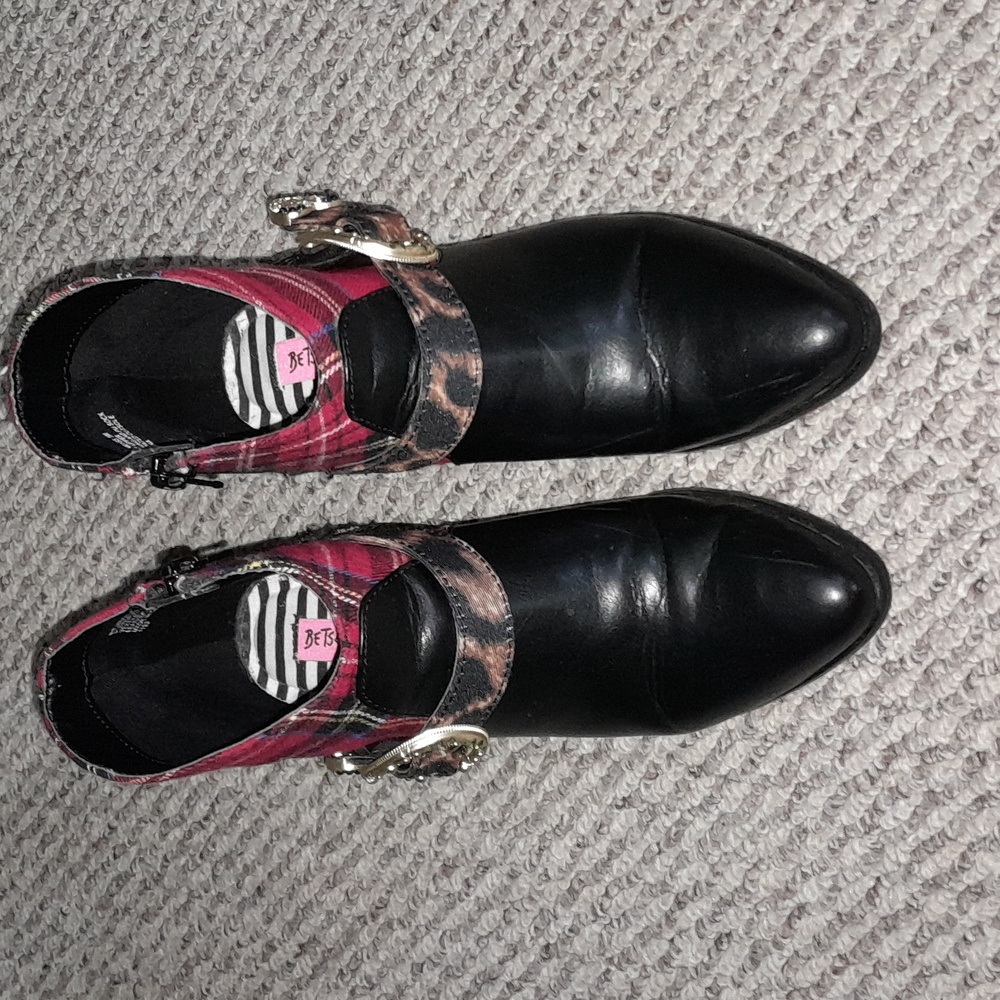 Betsey Johnson - Picture 3 of 9